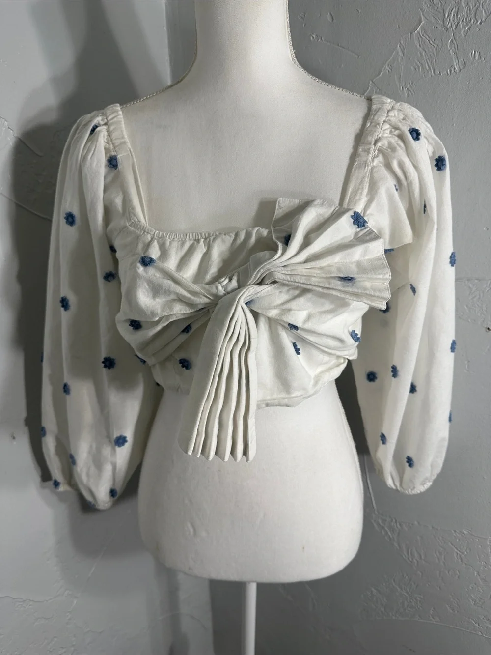 FARM Rio White Puff-Sleeve Crop Top with Blue flowers Print.